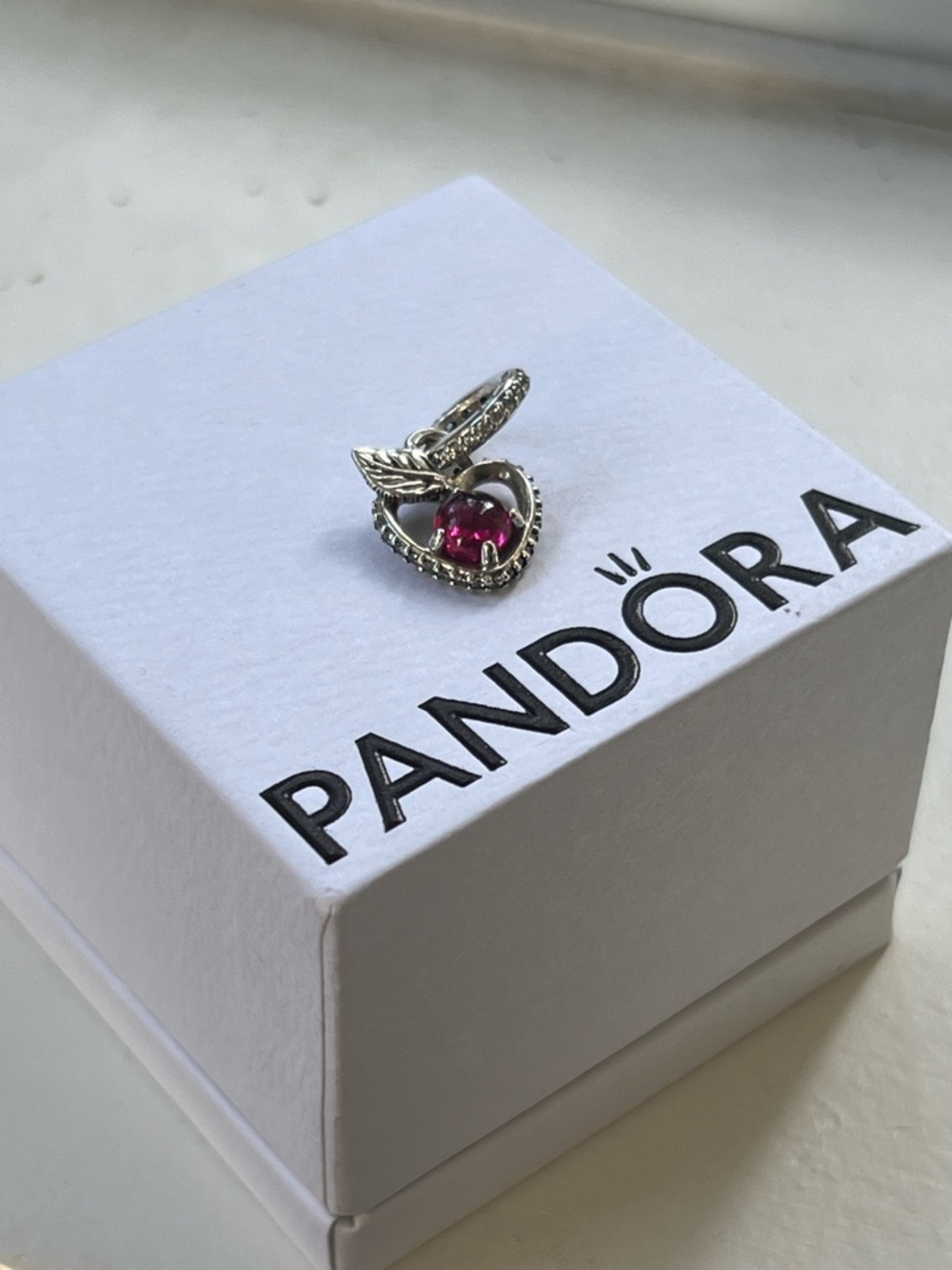 Pandora Snow White Apple Pendant - Picture 2 of 6